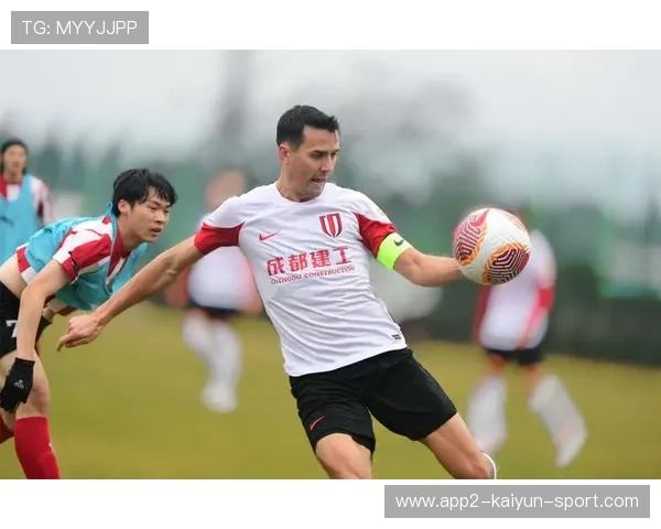 青年球员首次代表国家队出战 获教练高度评价，青年足球运动员